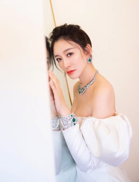 李小冉金色抹胸礼服亮相高端酒会截图3