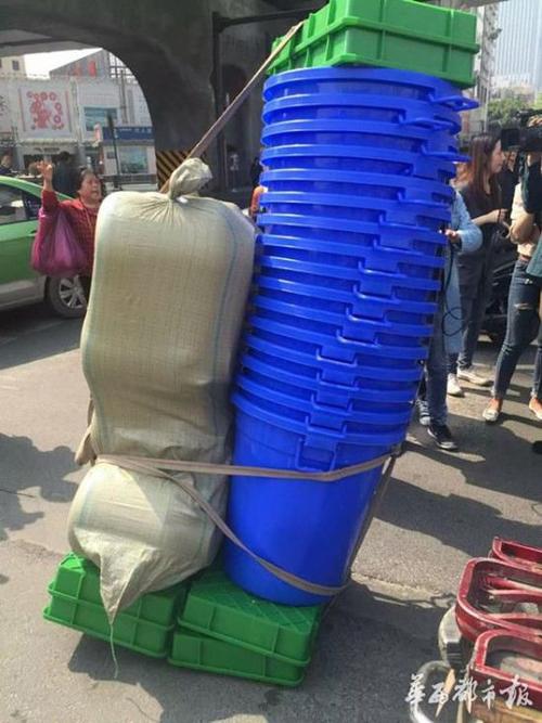 怎么把两个重叠的塑料桶分开