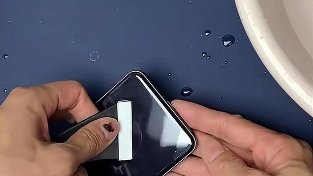 手机进水3秒拿起来没事吧
