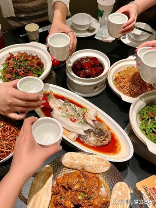 和朋友一起吃饭我先付了钱,但是我穷还要问她要吗