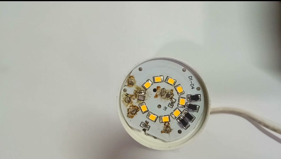 led灯通电后闪一下就灭了