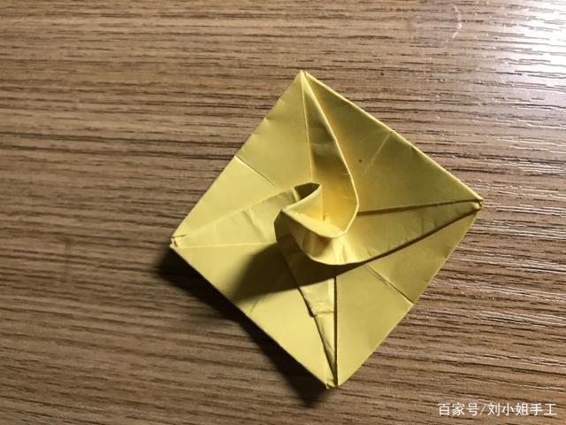夹在手上能转的陀螺怎么折视频