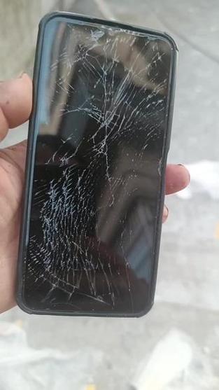 手机屏摔碎了屏幕看不见了