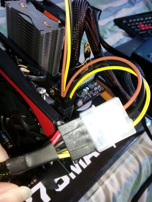 显卡送的两根线是干什么的