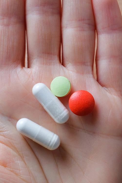 生病吃药的真实图片
