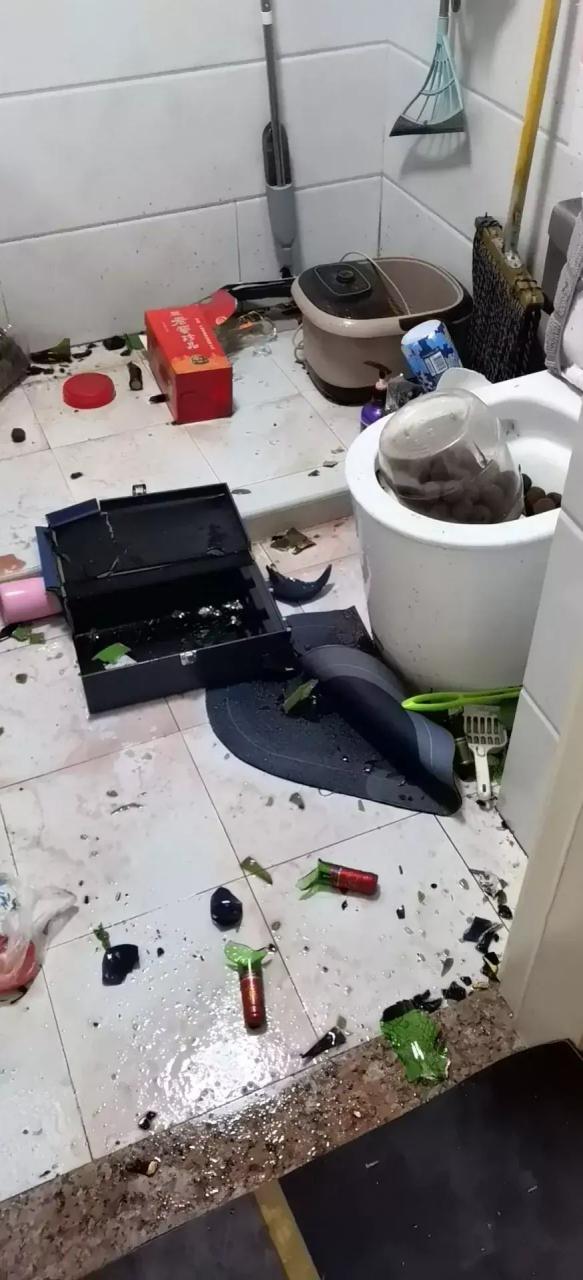 吵架砸东西图片截图1