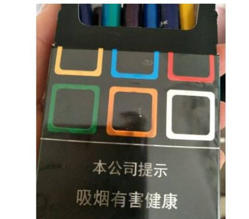 黑色盒子上面有彩色方块的烟