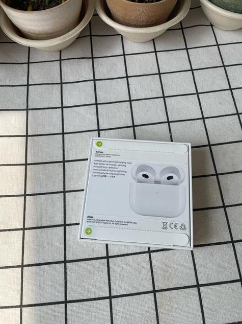 耳机盒子能空着充电吗