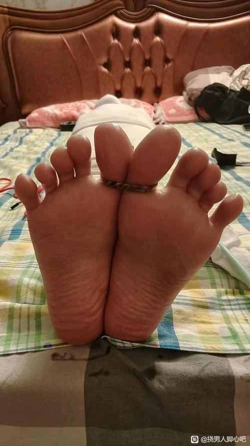 脱凉鞋光脚挠孩子脚心脚怕痒 脱凉鞋光脚挠孩子脚心脚怕痒