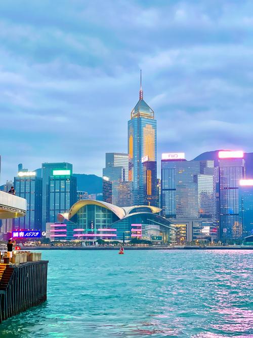 香港片《富贵迫人来》