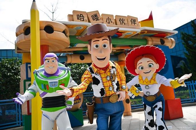 住玩具总动员还是迪士尼乐园