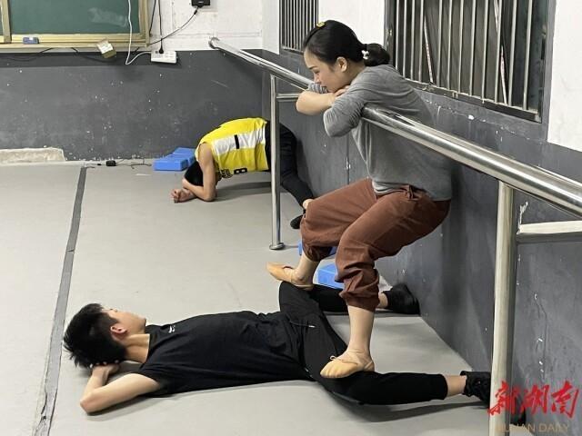 舞蹈撕腿开胯疼哭