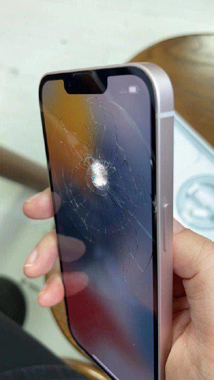 iphone13屏幕摔碎图片