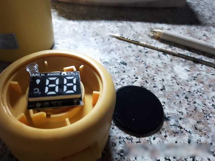 保温杯杯盖显示温度的原理