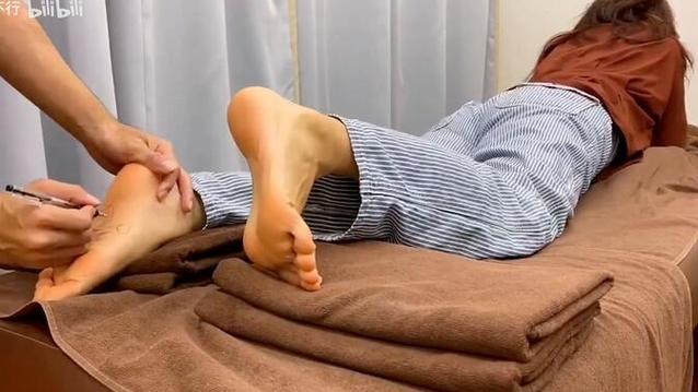 3年小男孩脱鞋挠脚心的方法