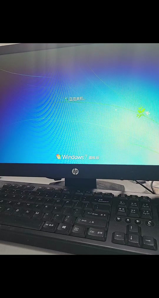 关机后电脑屏幕一闪一闪的