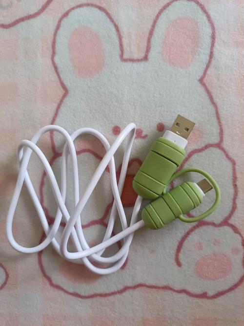 手机充电线保护套怎么套上去