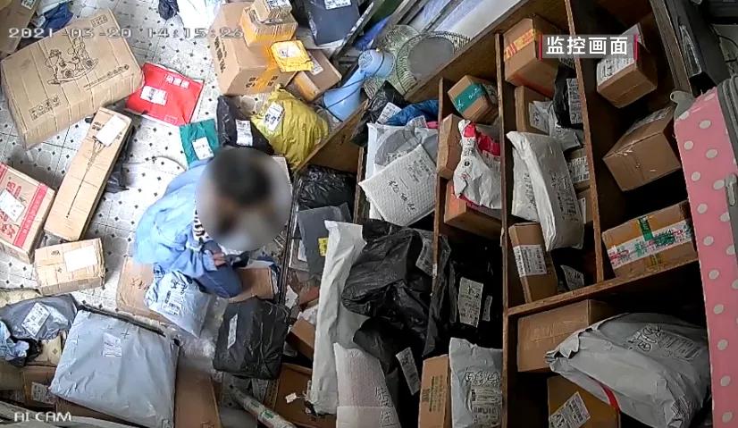 监控拍到我拿了一个快递但是