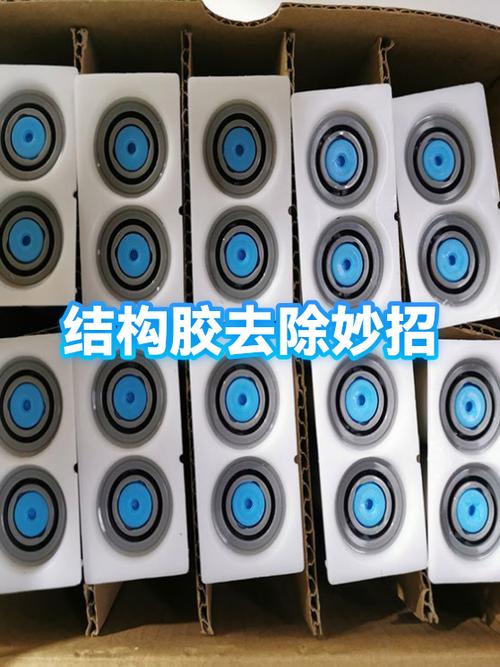 怎么才能把衣服上的胶字母去掉