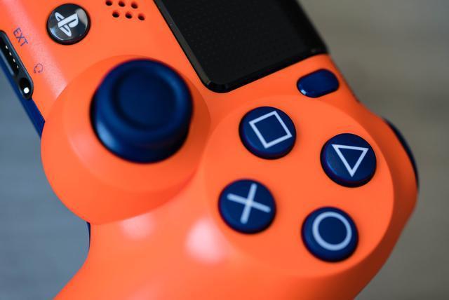 ps4手柄亮橙色的灯