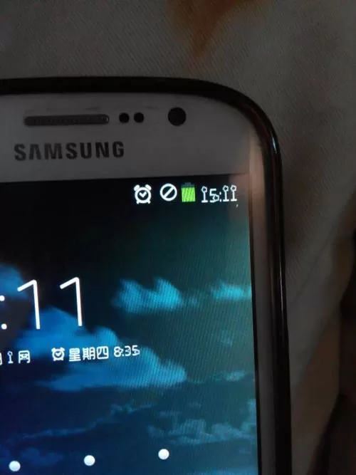 手机右上角有个圆圈还有个斜杠