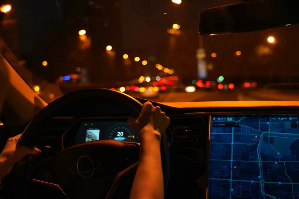 夜晚在车里别人能照到人吗